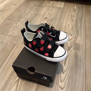 Converse Kids Black and Red Strawberry Sneakers toddler size 6